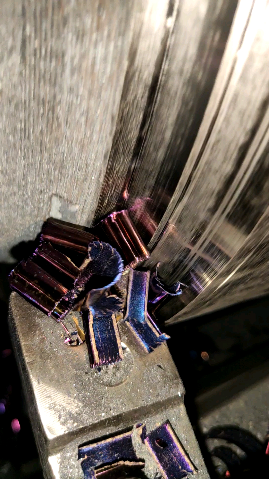 此乃千年寒冰神铁,你看着铁销又蓝又紫!关注我关注全民小视频