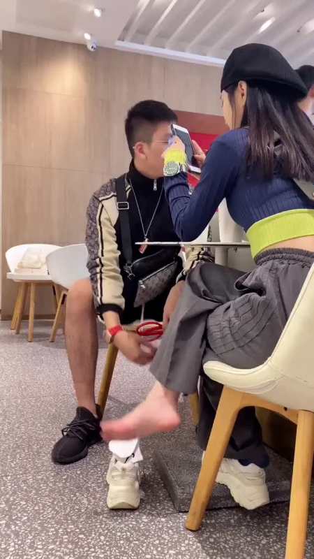 我要上热门#最近处了个模特女友,各方面都挺完美,就是喜欢当众脱鞋