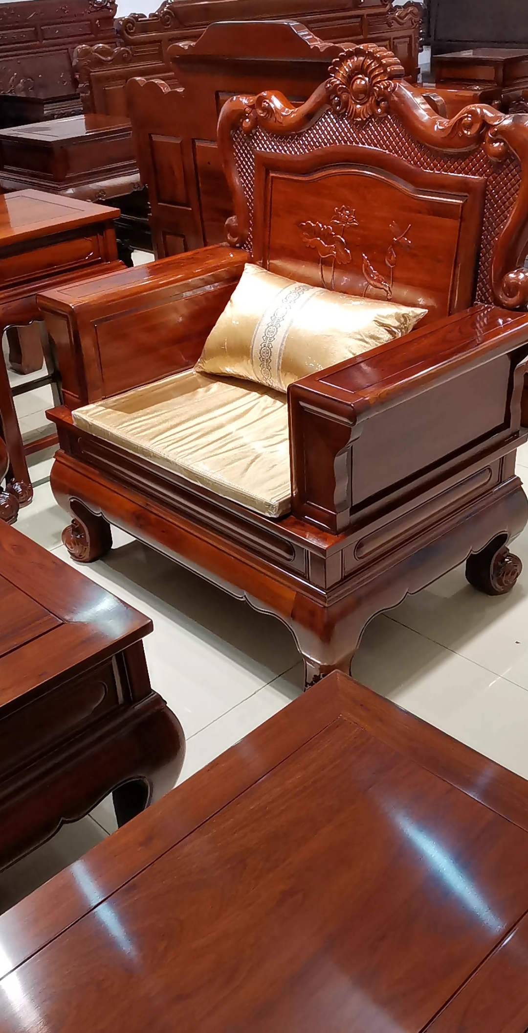 非洲红酸枝很有特点的沙发,有点欧式风格,又有中式红木家具的融合结合