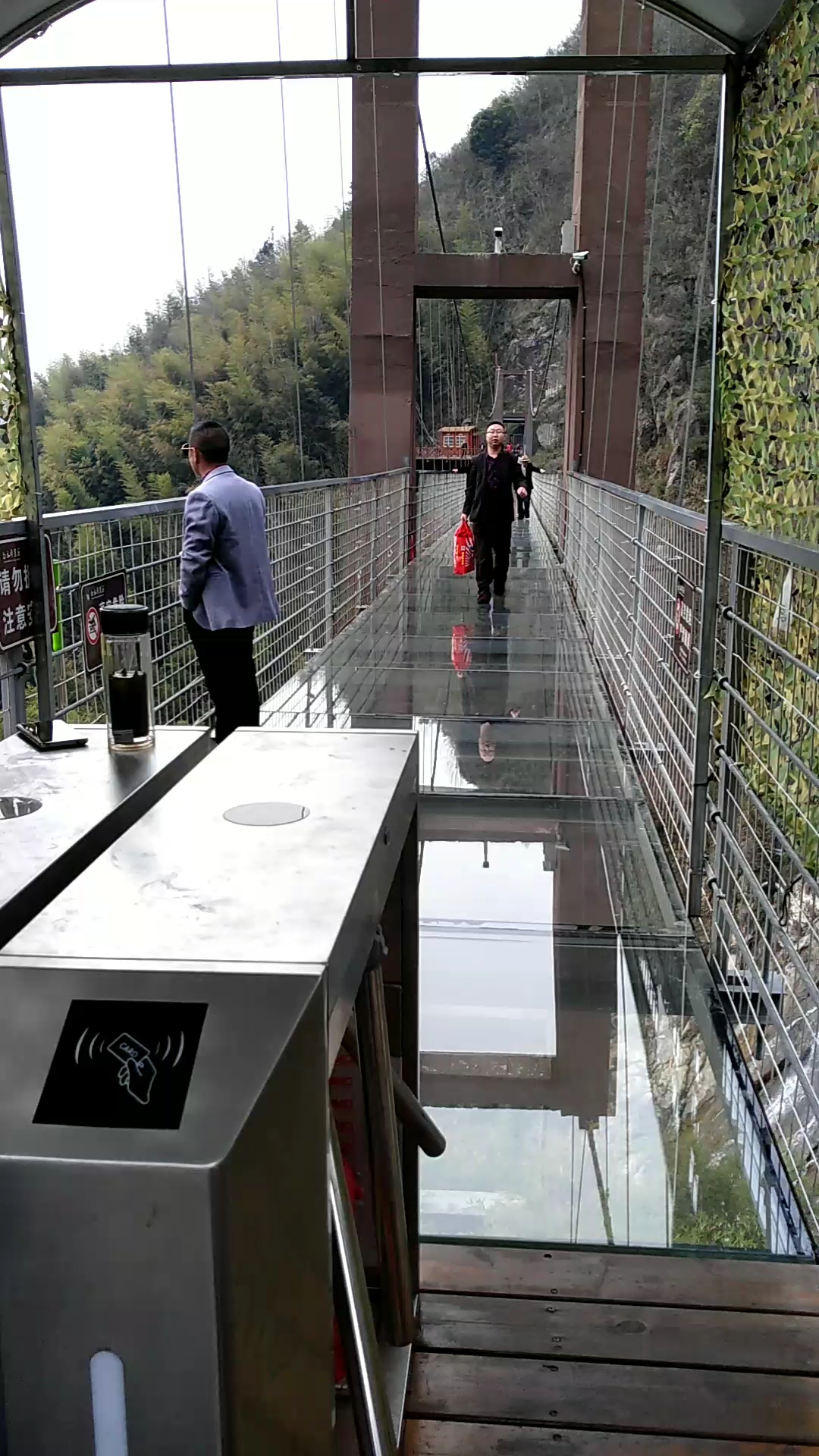 安徽潜山市白水湾玻璃栈道