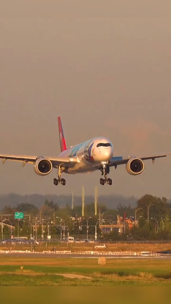 惊艳全场四川航空a350帅气降落瞬间眼镜侠的熊猫涂装真的很漂亮点赞