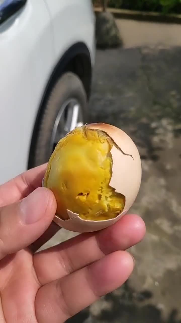 婆婆从柴火灶里淘出个蛋塞给我,说吃了不头痛,剥开壳总感觉怪怪的