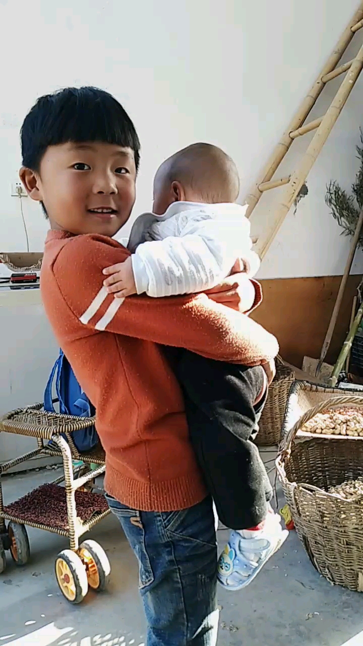 看看六岁的小哥哥抱着小弟弟