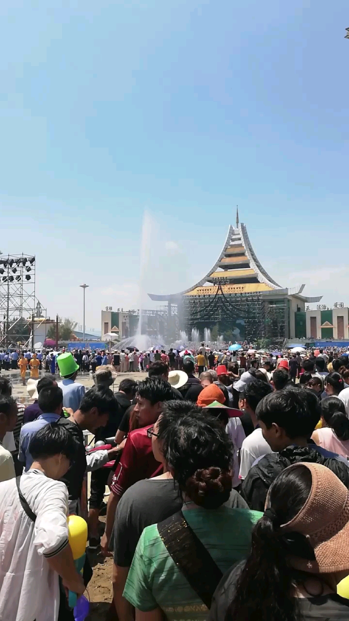 芒市泼水节太狂欢了