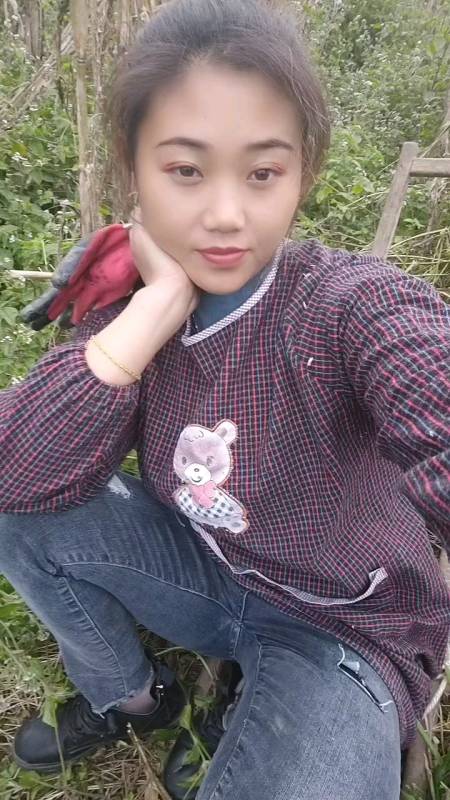 地道的农村女儿,出生贫寒,性格文静,不羡慕,不攀比没文化没才艺,只有