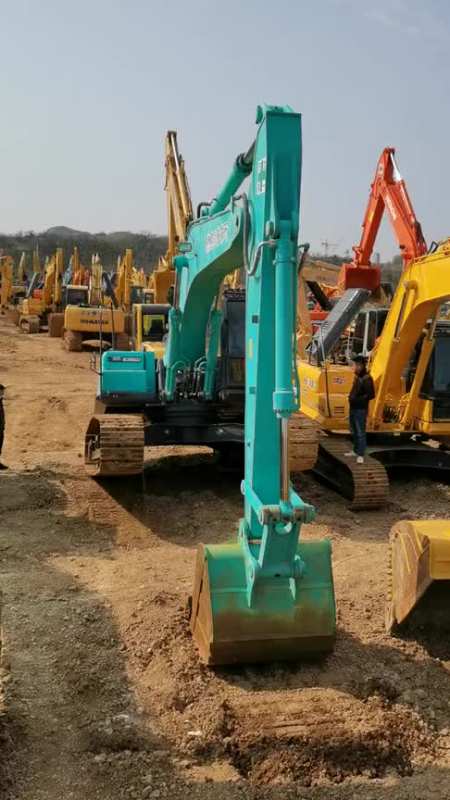 神钢挖掘机试机中,十多年的老司机检验车况,还挺缜密