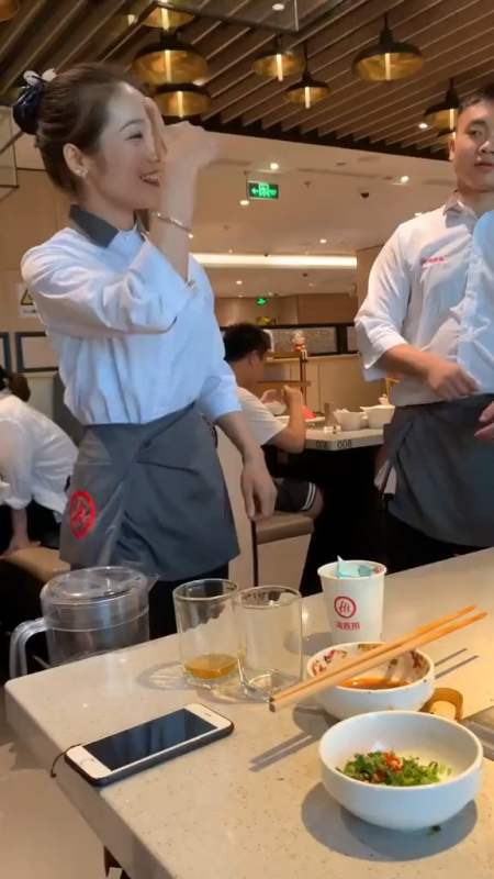 这就是海底捞的服务,小姐姐这举动,连旁边的男服务员都看愣了-全民小
