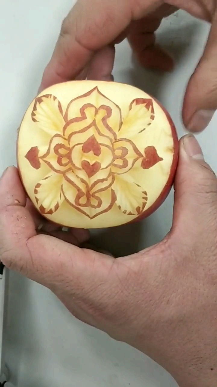 装什么装#这个苹果雕的满满都是爱心#水果雕刻@全民小助手