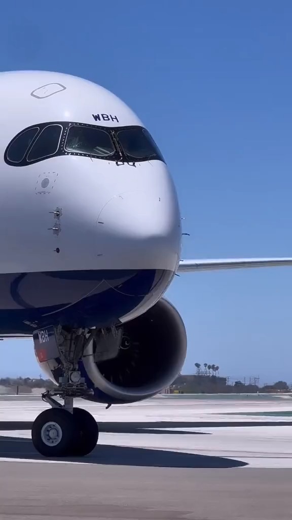 清新脱俗:英航a350惊艳出镜,高识别度的"墨镜"造型驾驶舱风挡-度小视