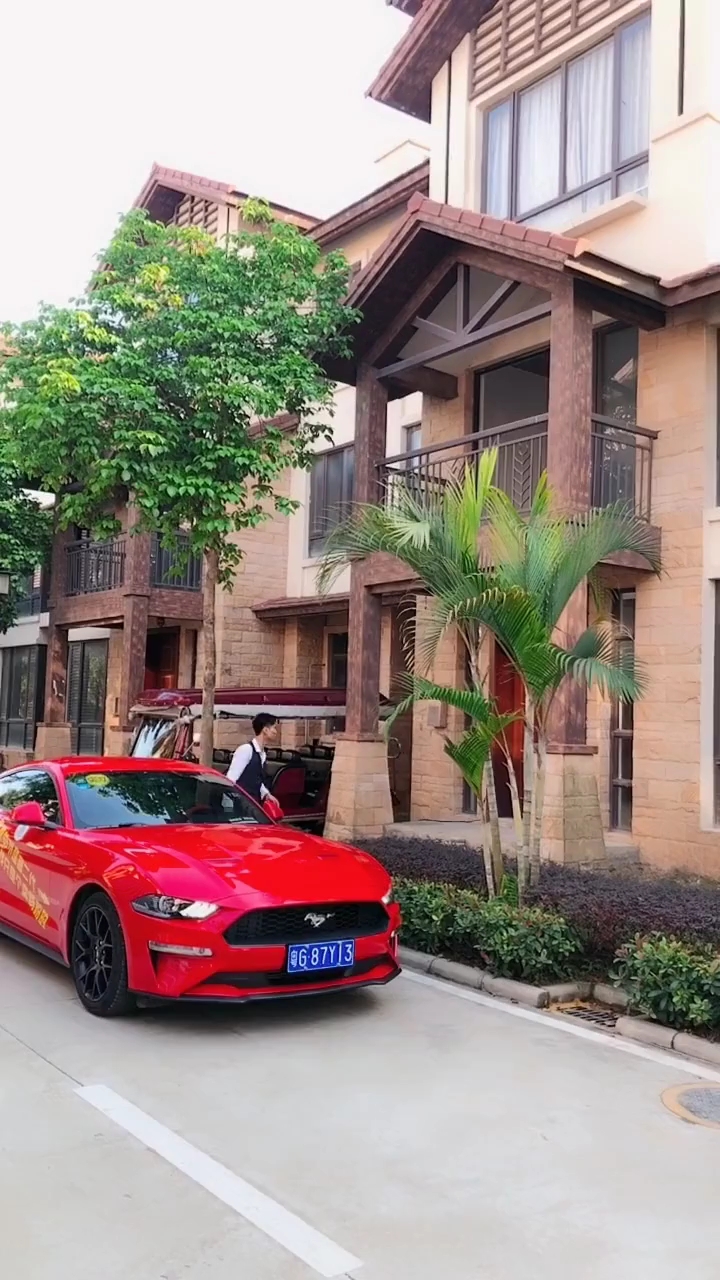 两年前吹牛逼要开跑车住别墅,如今都实现了,所以朋友们不要放弃!