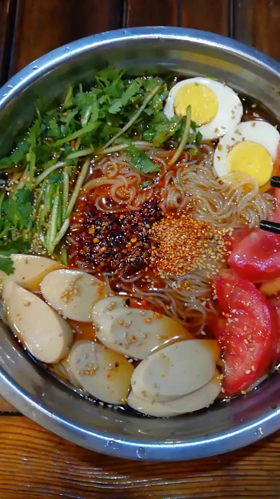 一碗东北冰镇大冷面,满满的食物感!关注我关注全民小视频!