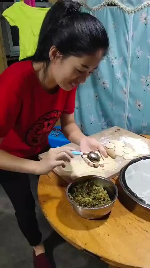 东北农村夫妻开饭了,满桌子都是美食,看着就很有食欲