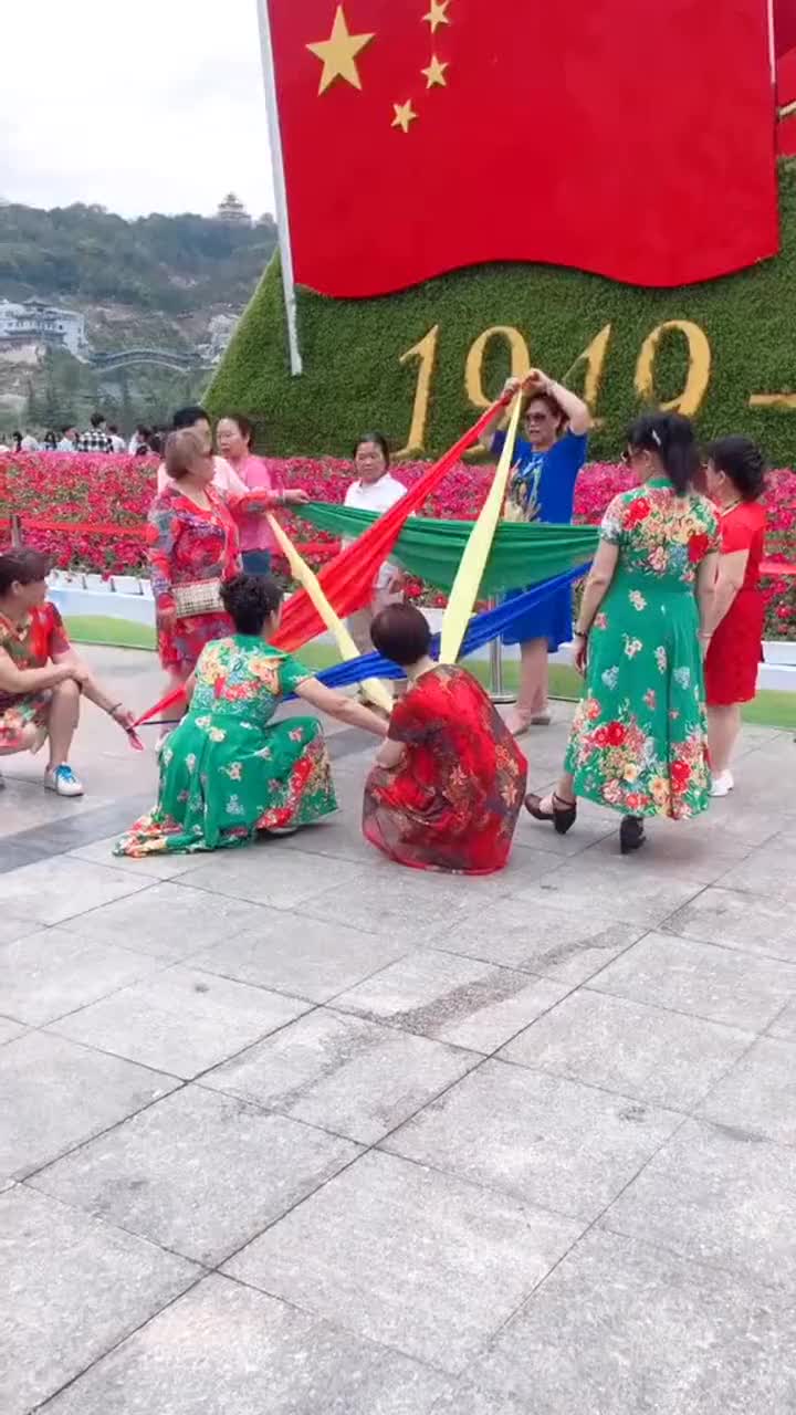 中国大妈们旅游,又开始凹造型了,中国大妈特色的拍照方式!