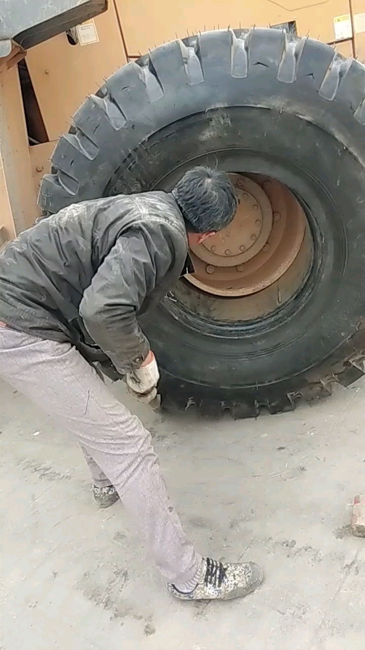 辛苦了修胎师傅 修装载机轮胎技术好力气大