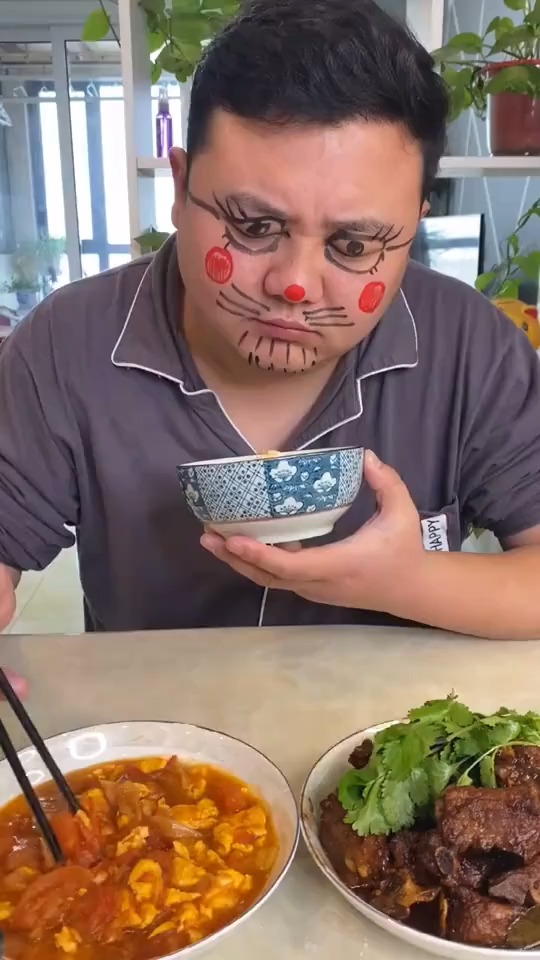 搞笑段子剧#%夫妻大家说让一个不爱照镜子的人出门咋样哈哈哈