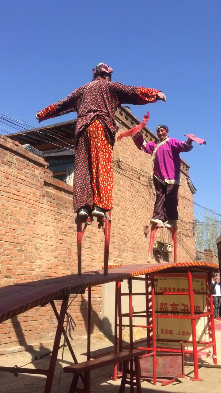 民间高手演员,60多岁老太太踩高跷 跳1米6高的大板