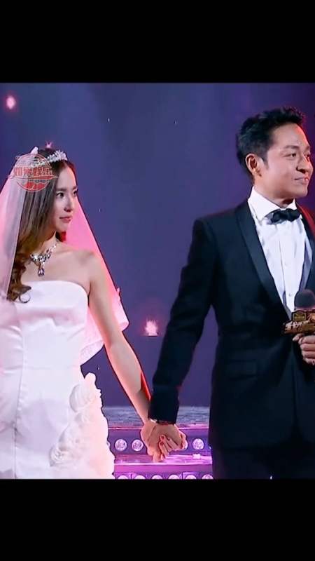 马景涛和妻子复婚补办婚礼,两位萌娃首次亮相,因差21岁被反对,低谷时