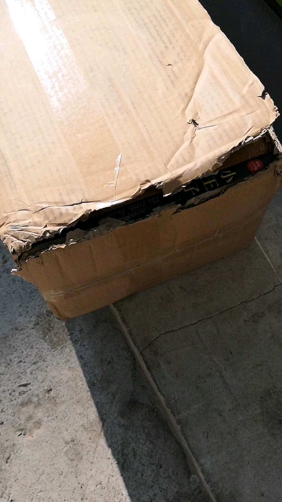 现在的快递公司太不负责了,箱子都坏成这样子了,还替签收