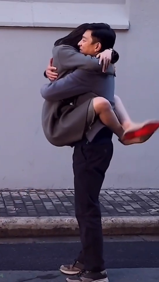 刘德华#万茜飞起熊抱刘德华,你试过这样的拥抱吗-度小视