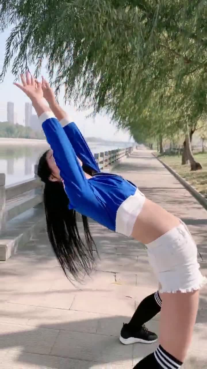 美女户外下腰这个绝活难度高