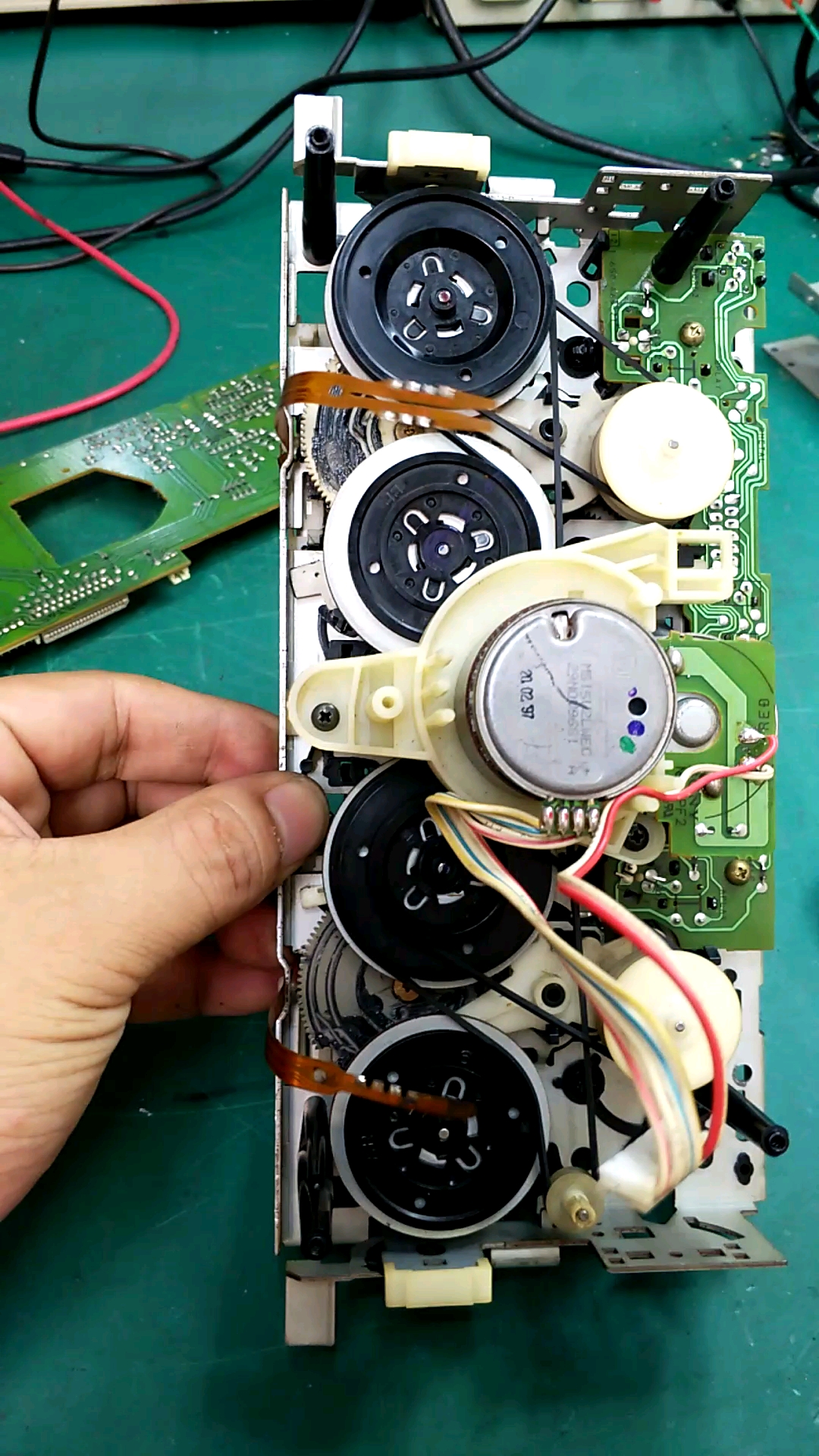 索尼v800音响卡座机维修,更换皮带,压带轮,加载齿轮