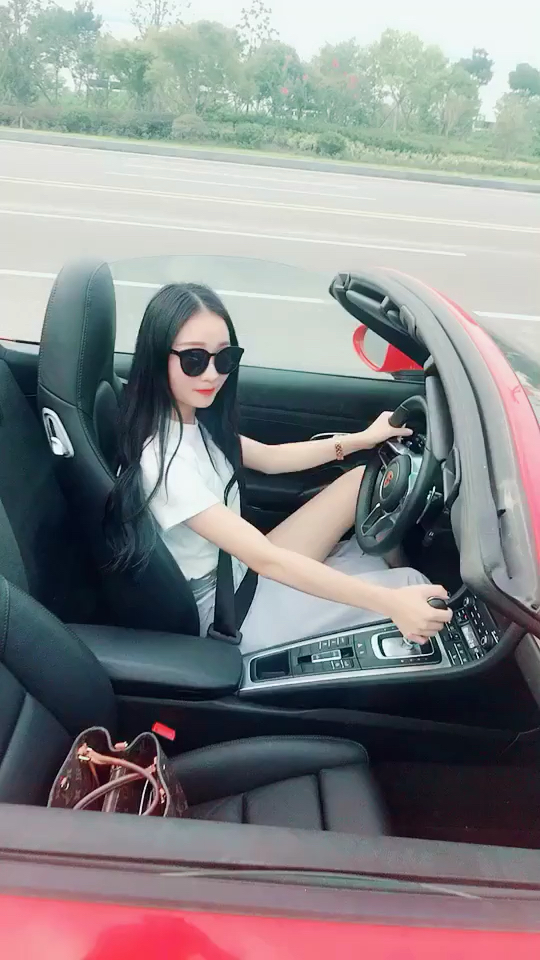 美女开的豪车,选择车还是美人?