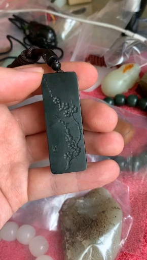 好物推荐#和田玉塔青梅花牌 二级细带牛毛纹 5.620.