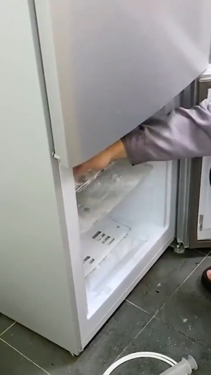 家里冰箱总是结冰积水有异味那是因为排水孔堵住了用疏通器疏通一下就