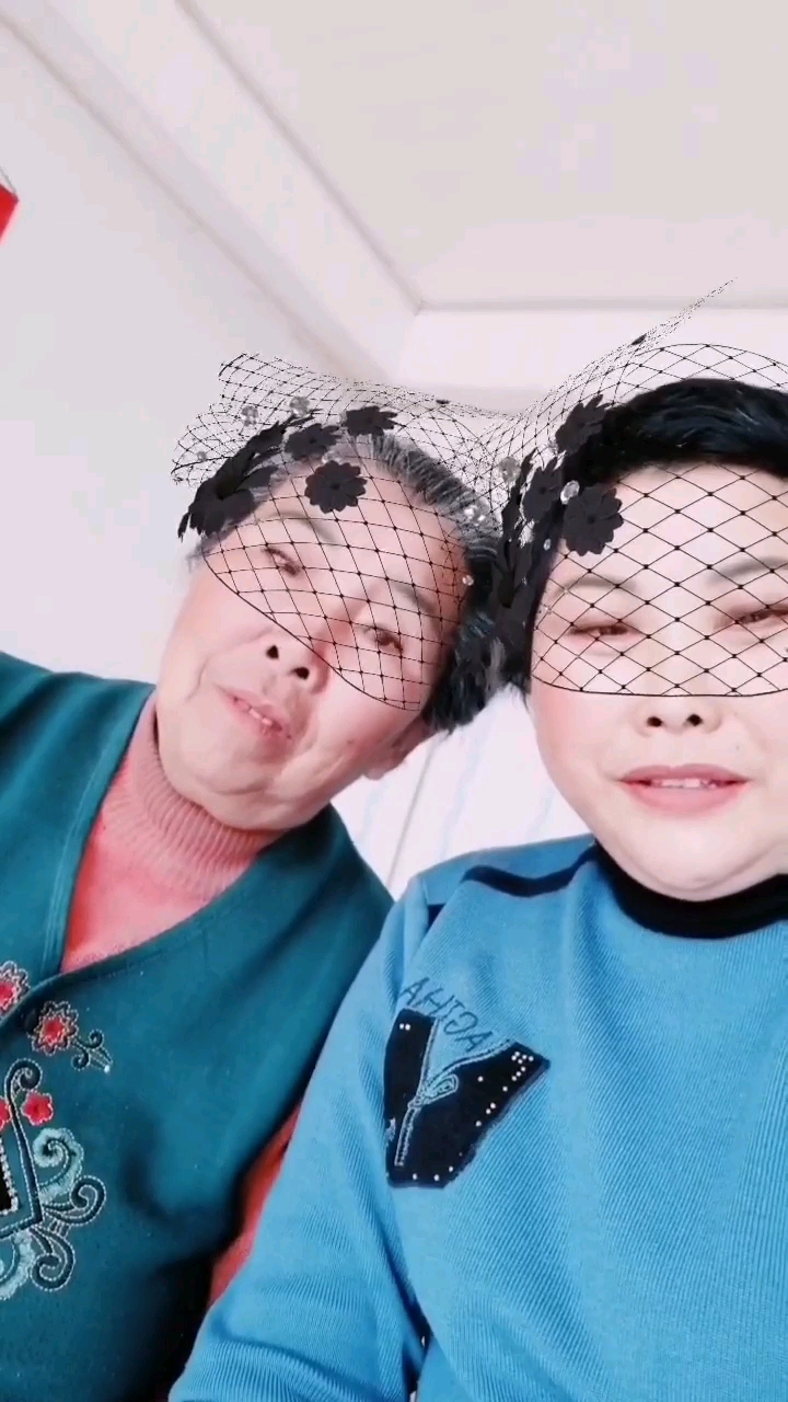 猜猜看我们妯娌俩相差多大岁数吧!