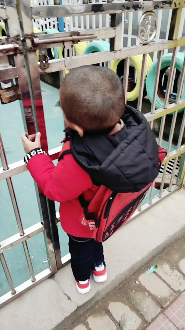 来晚啦,又要老师帮开门啦