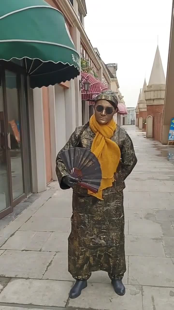 女铜人行为艺术