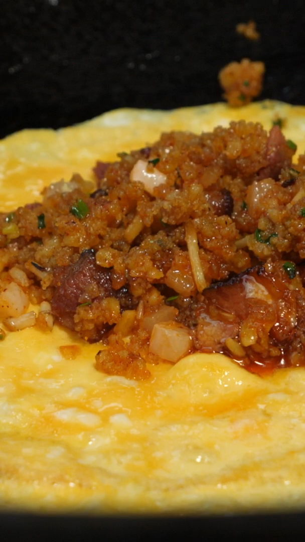 蛋包洋芋,配上农家腊肉,味道棒极了