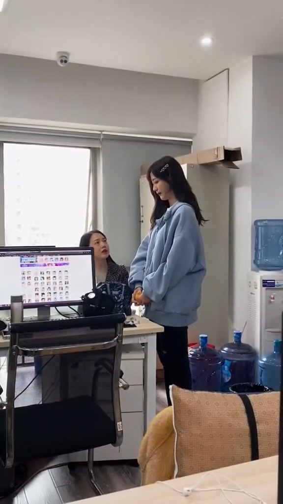 女同事的业绩一定很不错吧,上司拉着她聊了这么久!