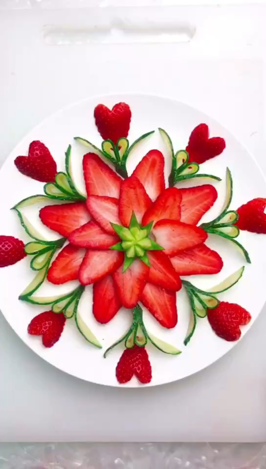 草莓的花样切法摆盘图片