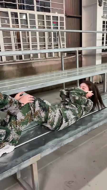 偷拍军训仰卧起坐,却发现她的眼里有光.