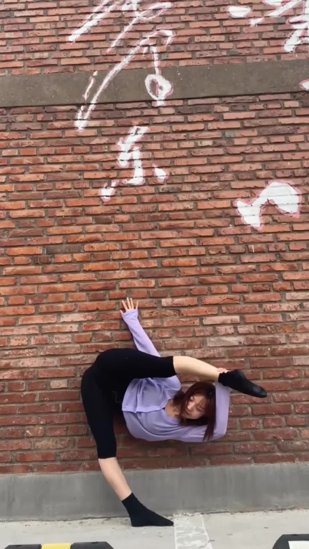 小姐姐这一字马真是够牛的,竟然能做到这种程度!