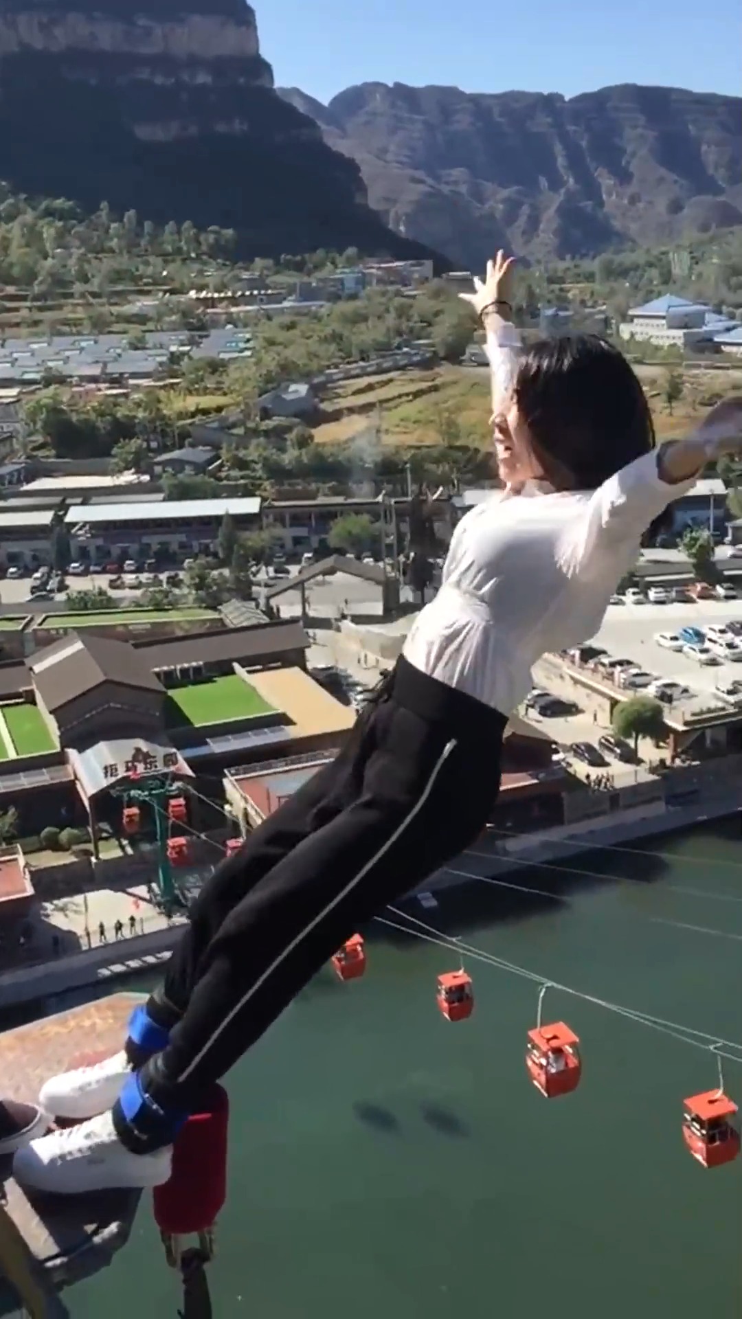 娱乐#这个蹦极的小姐姐火了,慢镜头下的她简直太美了,你们觉得呢