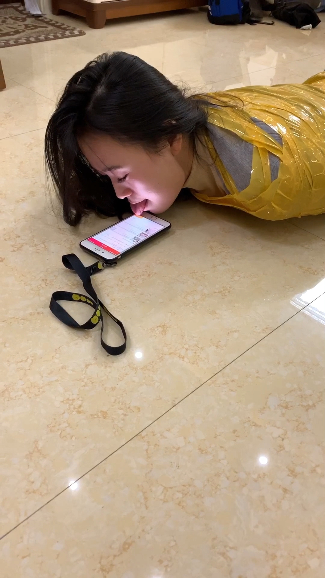 把女友捆成这样,看她怎么购物