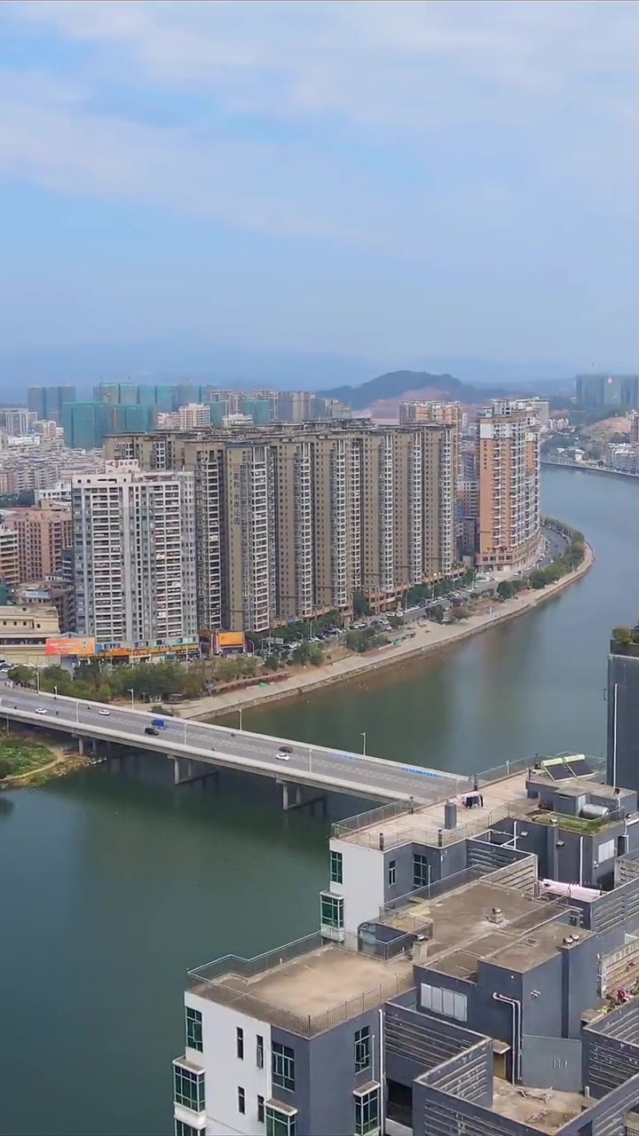 这里是河源龙川东江河,一江两岸,高楼大厦一栋栋拨地而起,这样的龙川