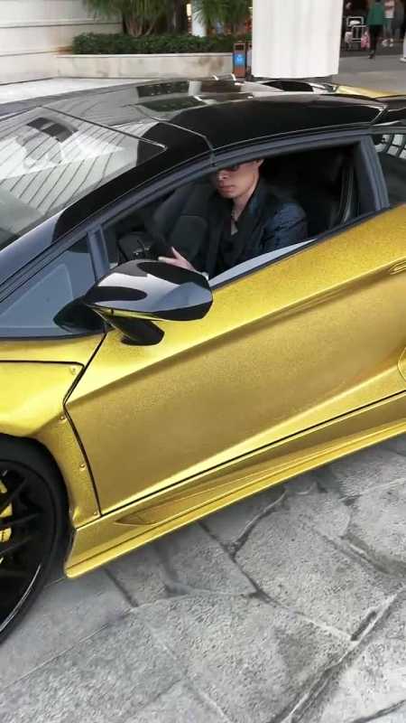 果然开豪车的男人都嚣张,这样伸手指人,素质直接暴露了!