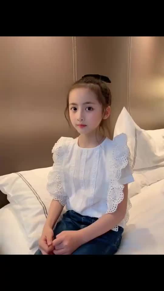 刷到一名小女孩颜值惊艳到我了,本日把她约请过来拍亲子装,跟我儿子