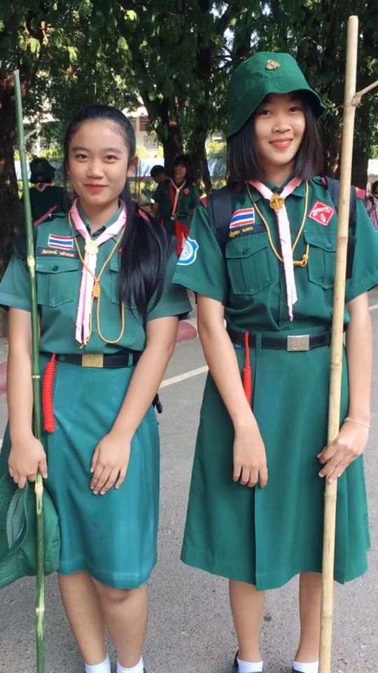 泰国 童子军训练,初中部女生的衣服是绿色,高中部是灰色