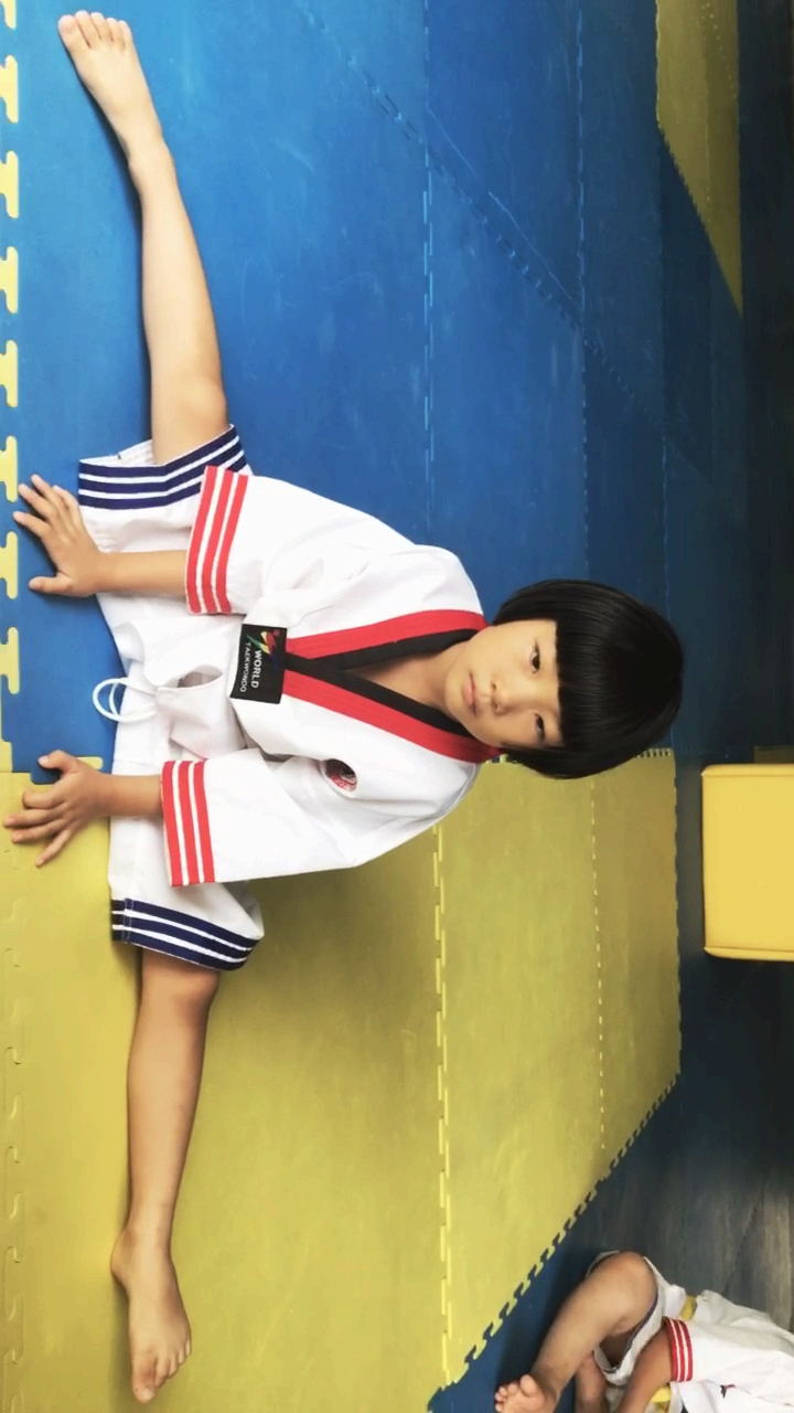 夏日美少女#跆拳道～压腿