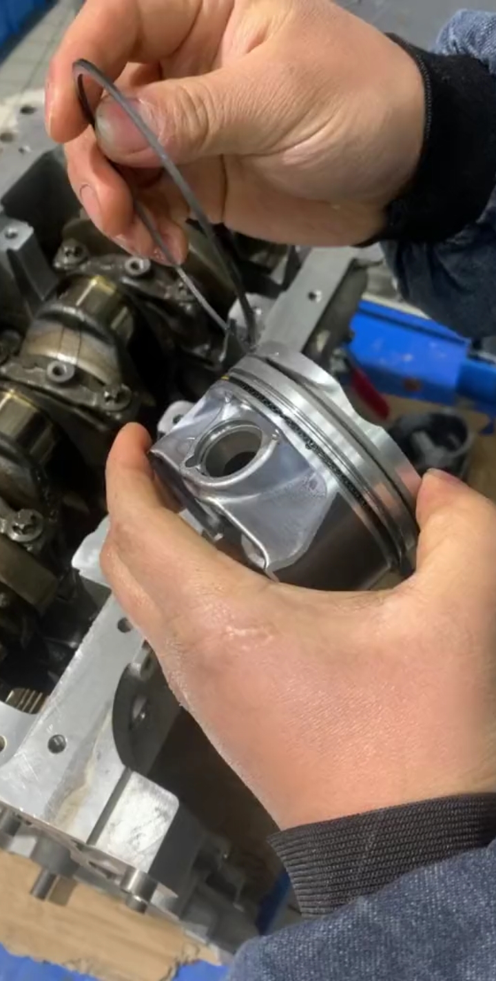 给大家表演一个徒手安装活塞环,宝马新款b48发动机发修