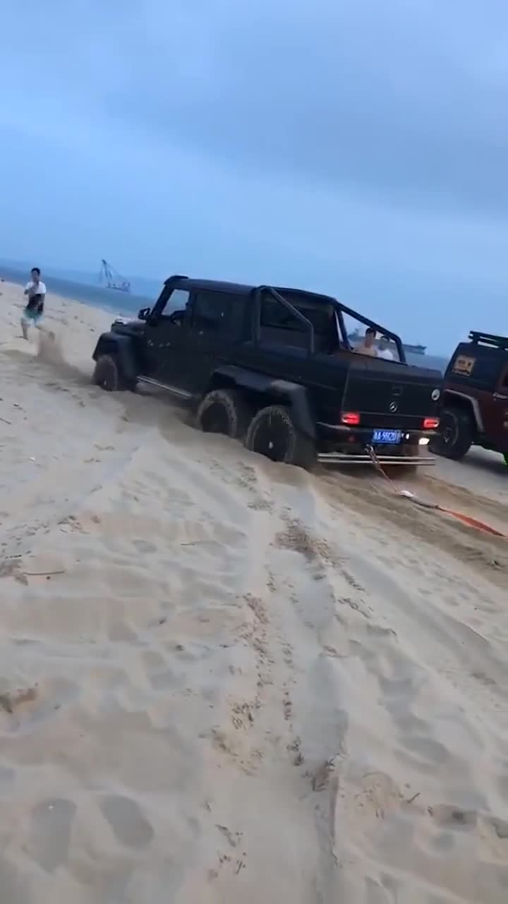 价值千万的奔驰大g6x6,没想到6轮驱动也会被陷,太尴尬了!