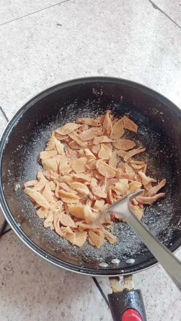 自制的姜糖片.还不错,一天来几片去寒效果特别好.