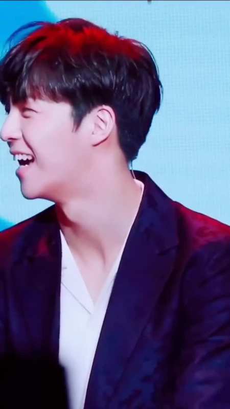 嘟嘴的小哥哥好可爱啊!笑得瞬间完全被迷到!