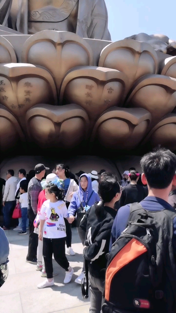 山东南山大佛,游客都在摸佛脚