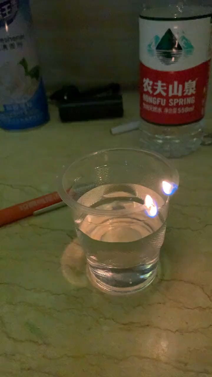 杯子和水在一起,火伤害了杯子,杯子却怪水没有保护它