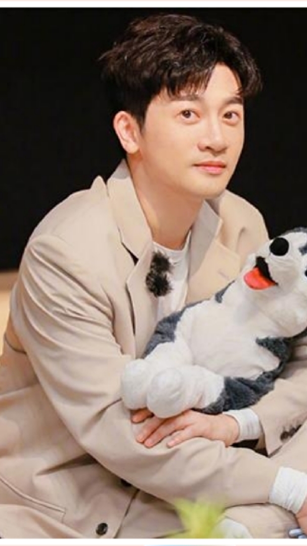 苏有朋这是逆生长吗?牛仔外套穿出少年感,西装穿出大长腿的视角!